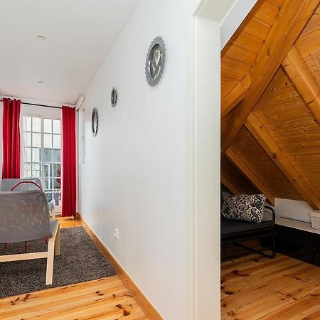 Attic Apartment With Balcony In Bairro Alto Lisbon Luaran gambar