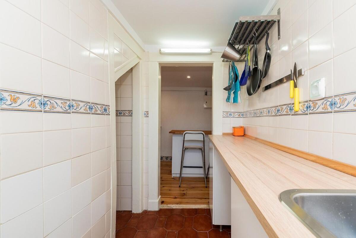 Attic Apartment With Balcony In Bairro Alto Lisbon Luaran gambar