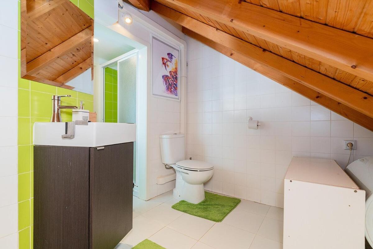 Attic Apartment With Balcony In Bairro Alto Lisbon Luaran gambar