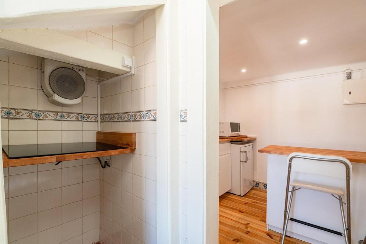 Attic Apartment With Balcony In Bairro Alto Lisbon Luaran gambar