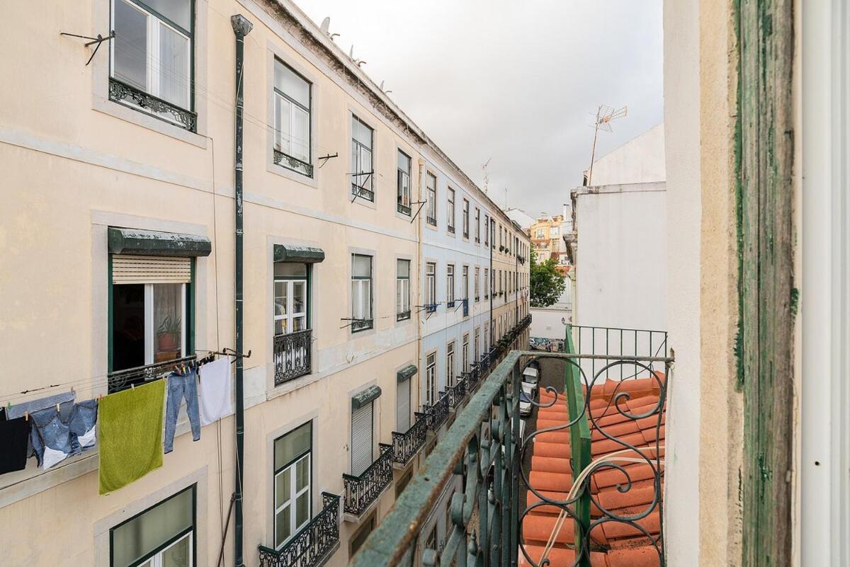 Attic Apartment With Balcony In Bairro Alto Lisbon Luaran gambar