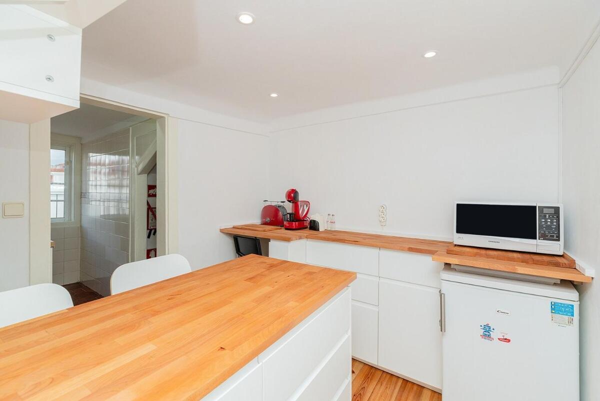 Attic Apartment With Balcony In Bairro Alto Lisbon Luaran gambar