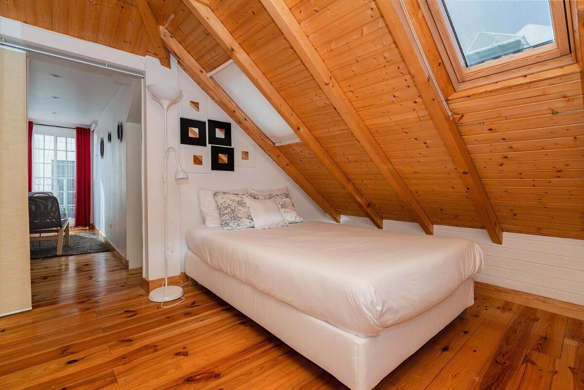 Attic Apartment With Balcony In Bairro Alto Lisbon Luaran gambar