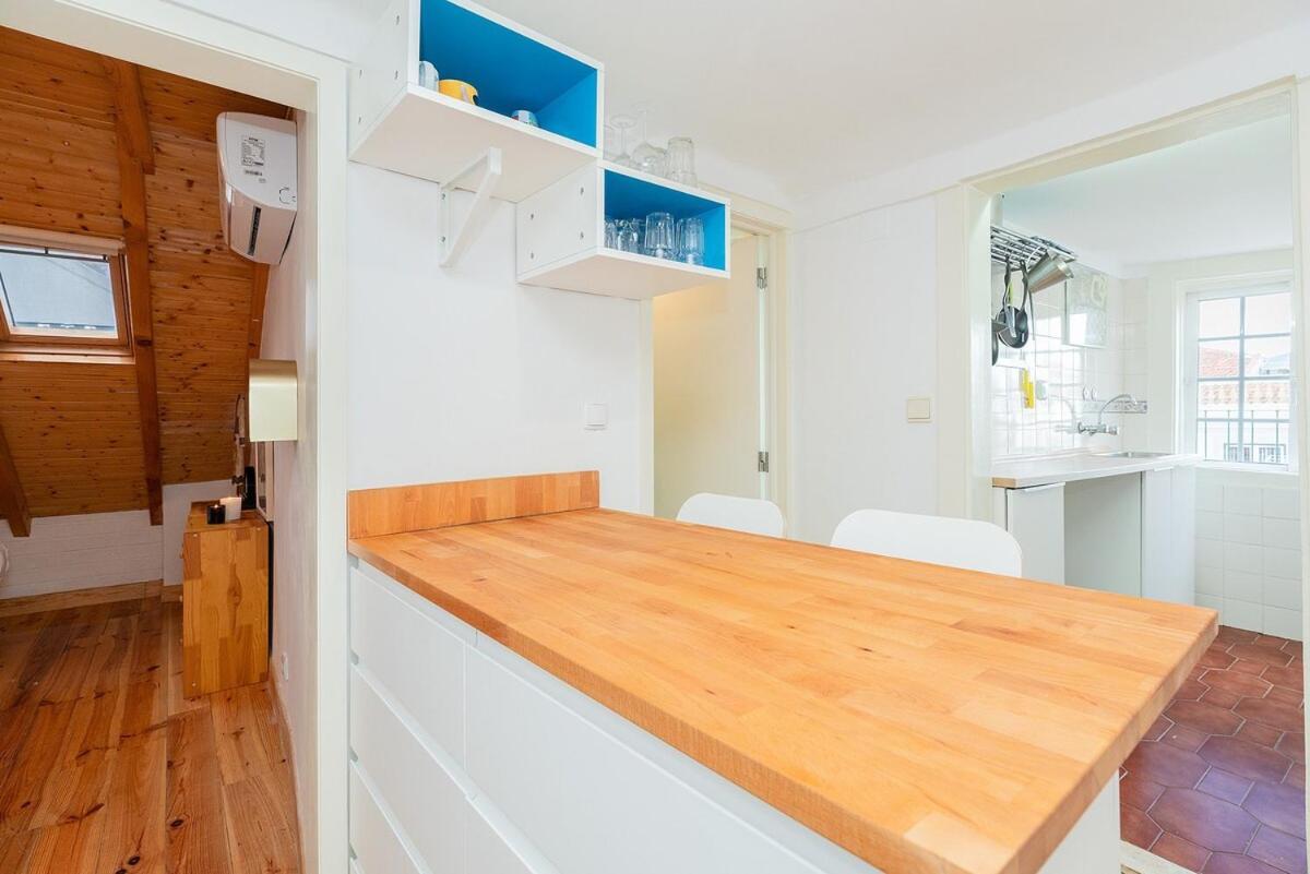 Attic Apartment With Balcony In Bairro Alto Lisbon Luaran gambar