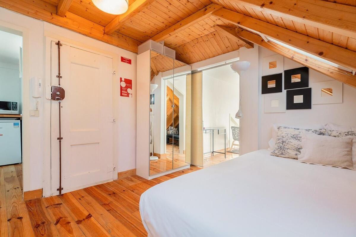 Attic Apartment With Balcony In Bairro Alto Lisbon Luaran gambar