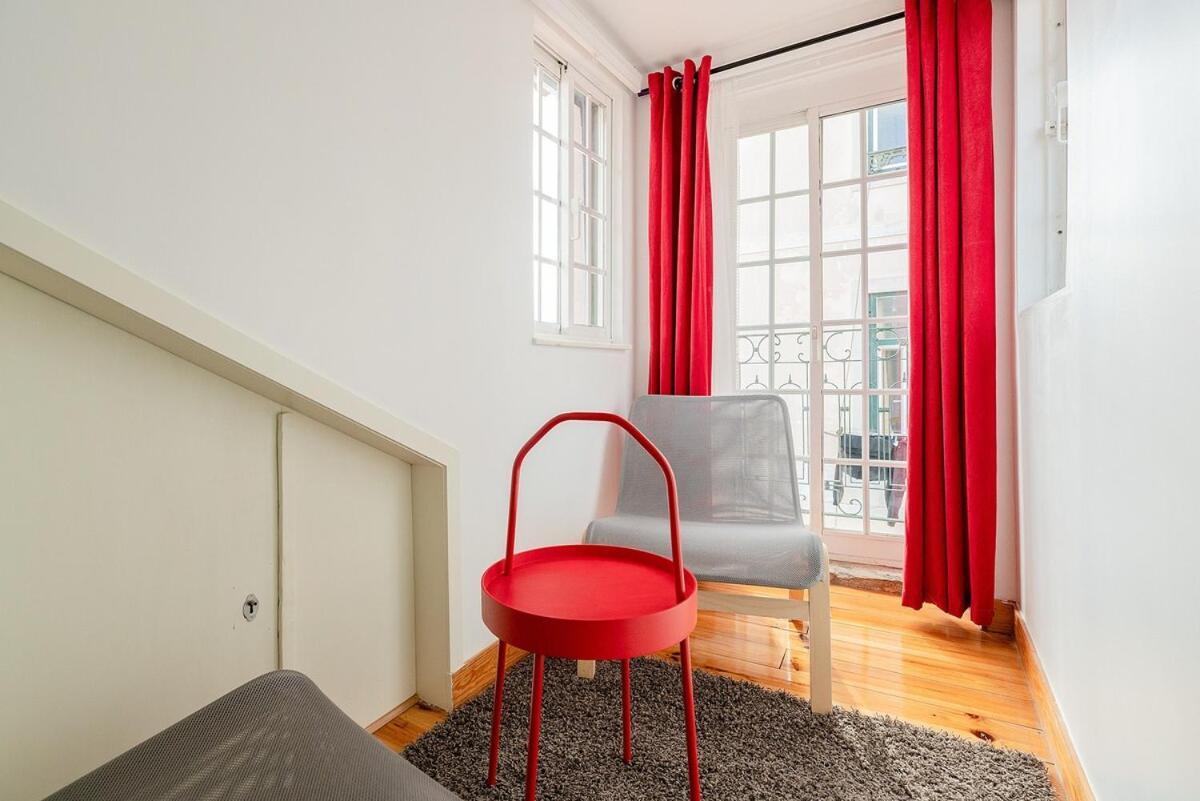 Attic Apartment With Balcony In Bairro Alto Lisbon Luaran gambar