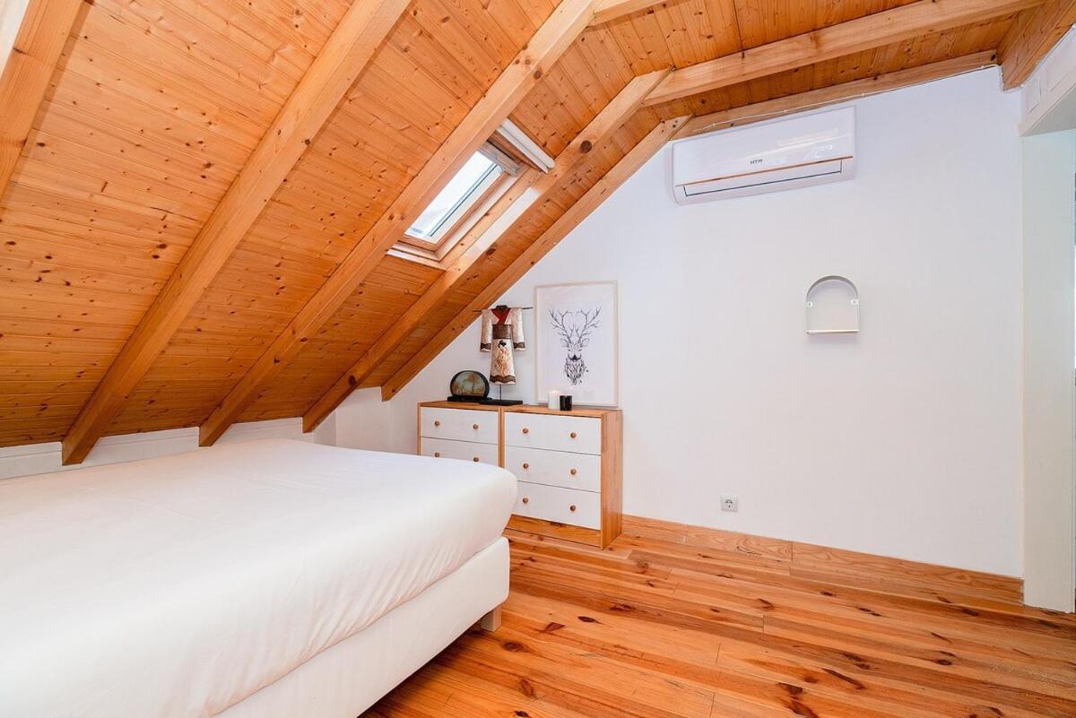 Attic Apartment With Balcony In Bairro Alto Lisbon Luaran gambar