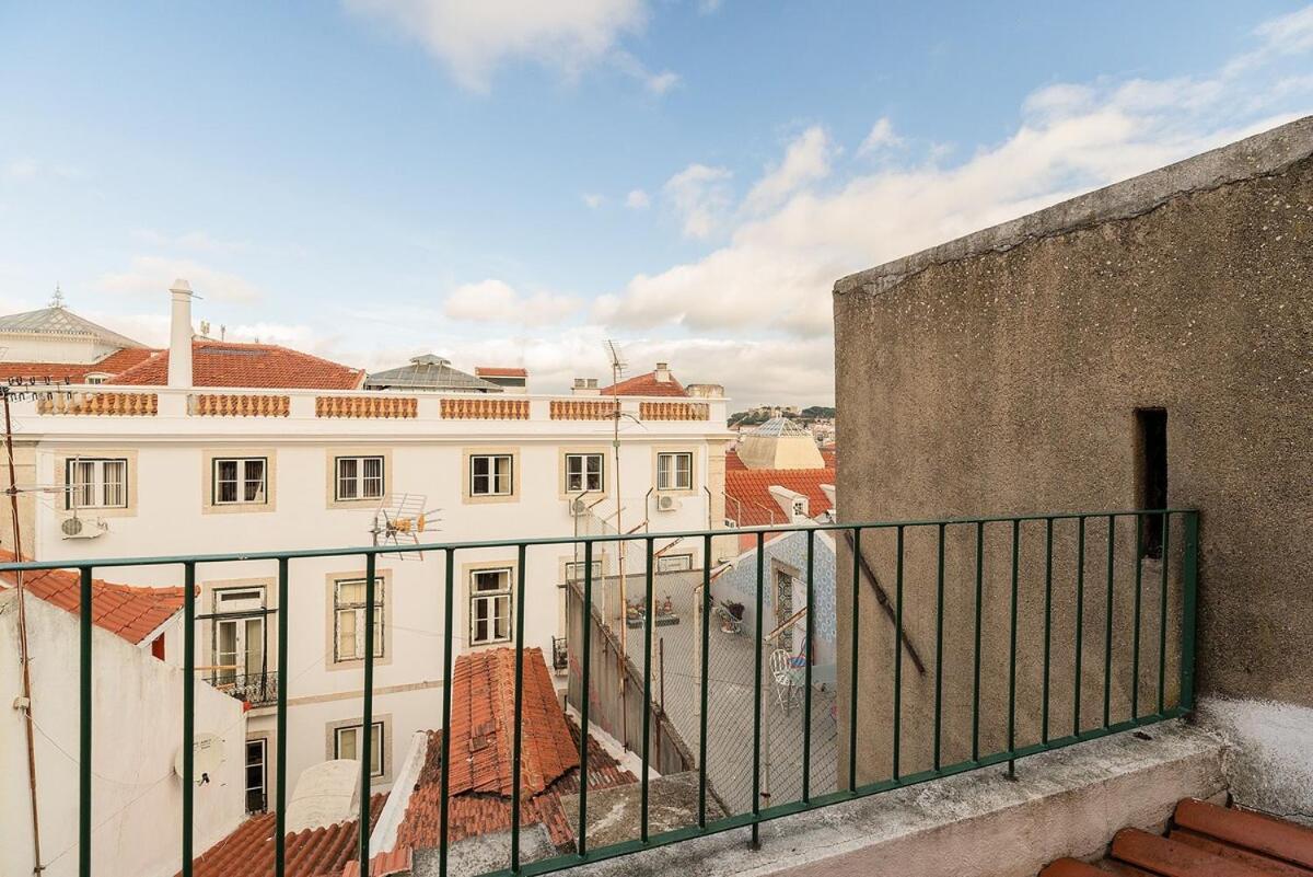 Attic Apartment With Balcony In Bairro Alto Lisbon Luaran gambar